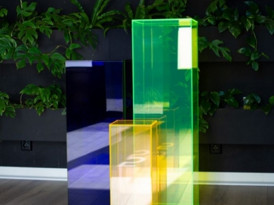 Lägg till färg och låt din presentation skina med våra plexiglaspiedestaler