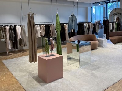 Varför speglade piedestaler drar till sig så mycket uppmärksamhet i ett skylföns